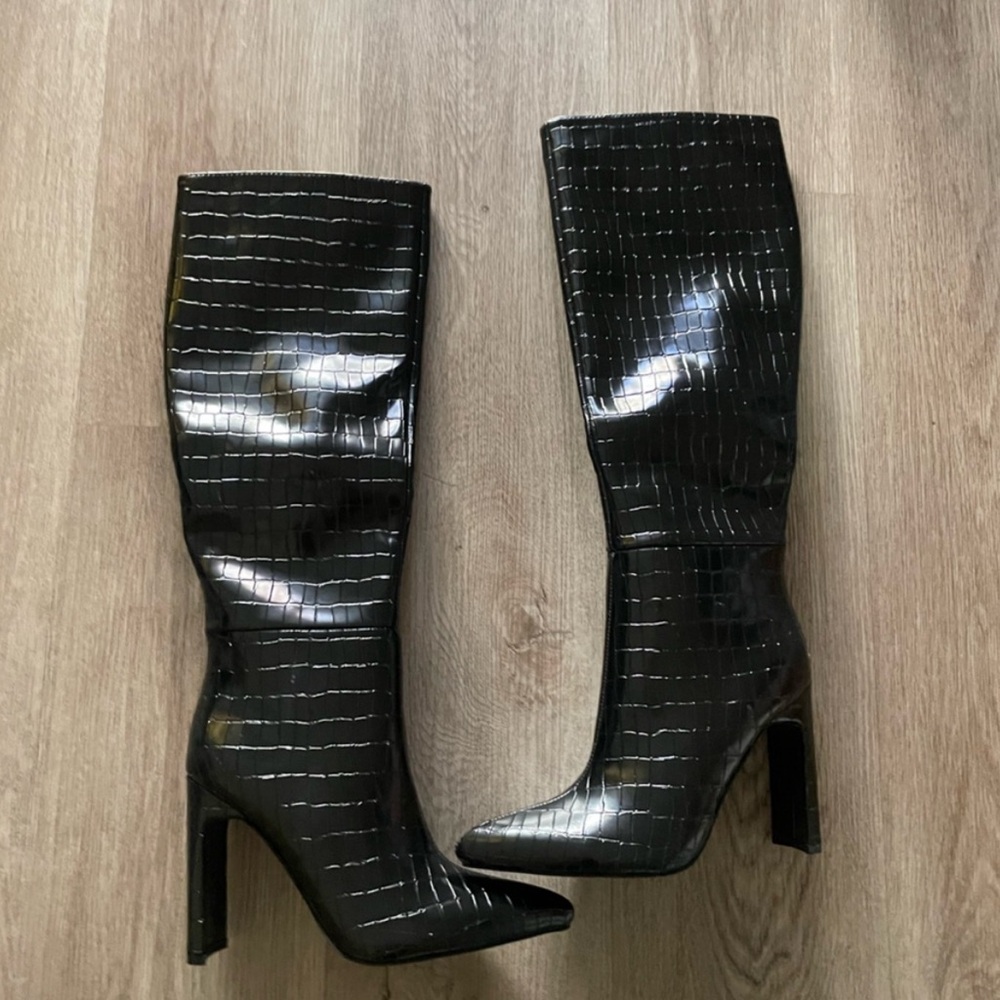 billini rasana blac faux croc embossed pointed toe high heel boots size 37 7 NEW